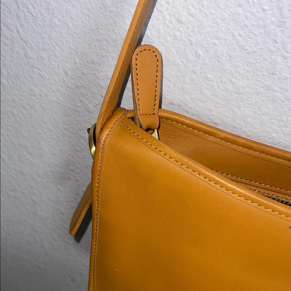 SOLD. 💛 COACH Butterscotch Glove-tanned Cowhide Leather Zippered Crossbody Bag! - Picture 5 of 9